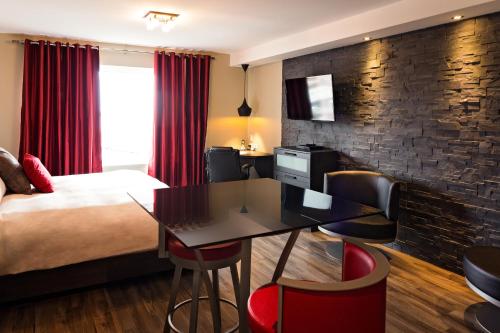 Ένα ή περισσότερα κρεβάτια σε δωμάτιο στο Hôtel Saint-Germain Rimouski