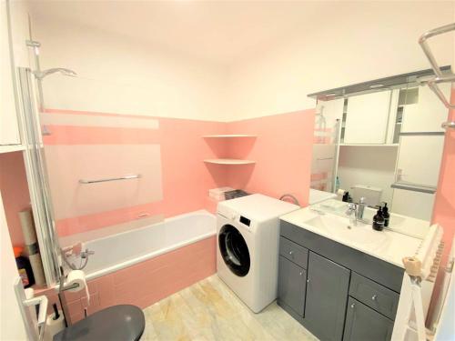 une salle de bains avec lave-linge et lavabo dans l'établissement Appartement 2 Pers. à 50m Plages avec WIFI et Parking - FR-1-368-275, à Trégastel