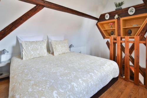 une chambre avec un lit et une commode dans l'établissement Duplex 3 châteaux, à Eguisheim