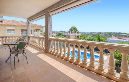 セグル・デ・カラフェルにあるLovely Home In Segur De Calafellのプールを望むバルコニー