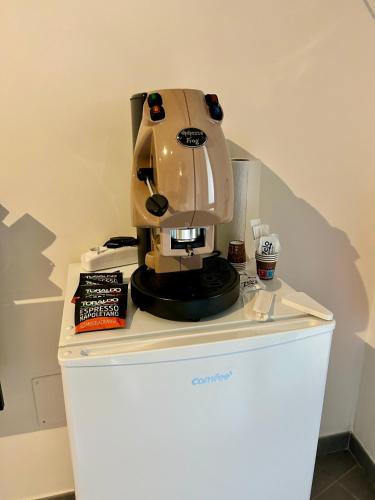 a coffee maker sitting on top of a refrigerator at Ninfa Del Lago Bedrooms by Dinamica Real Estate in Posta Fibreno