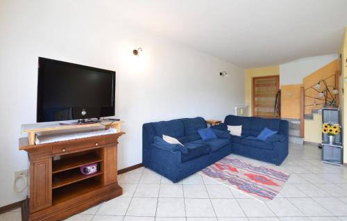 Μια τηλεόραση ή/και κέντρο ψυχαγωγίας στο 2 Bedroom Pet Friendly Home In Cerreto