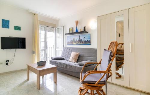 Μια τηλεόραση ή/και κέντρο ψυχαγωγίας στο 1 Bedroom Nice Apartment In Nerja
