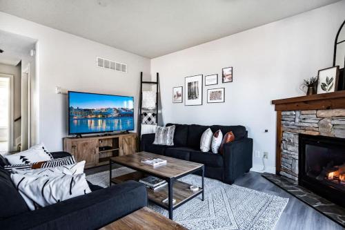 a living room with a couch and a fireplace at Beautiful & Bright 3 Bed Townhome Near Village in Blue Mountains