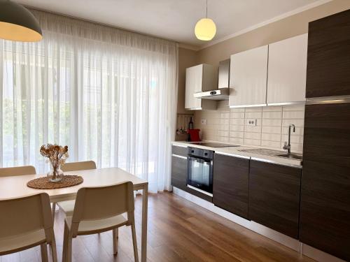 Kuchyňa alebo kuchynka v ubytovaní M Plus Residence