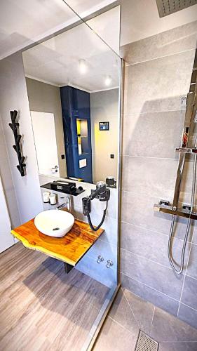 a bathroom with a sink and a shower at Neueröffnung Liro Hotel Mönchengladbach in Mönchengladbach