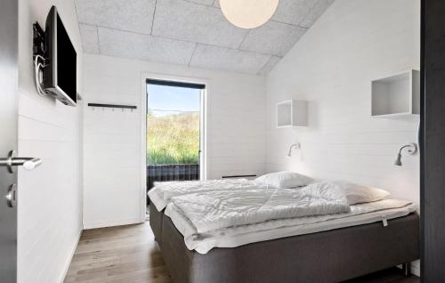Ένα ή περισσότερα κρεβάτια σε δωμάτιο στο Amazing Home In Hvide Sande With Sauna