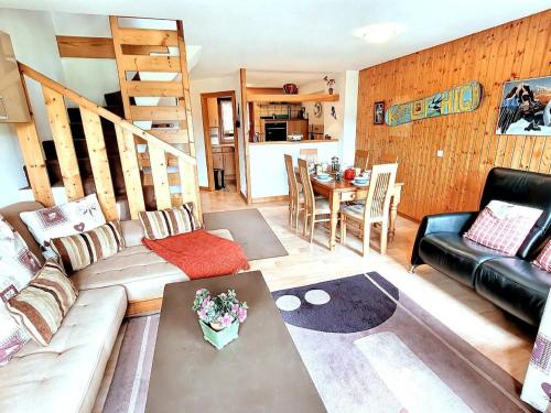 un salon avec un canapé et une table dans l'établissement T3 au pied des pistes avec parking et WiFi - FR-1-598-128, aux Gets