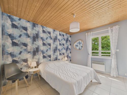 une chambre avec un lit, une table et une chaise dans l'établissement Maison moderne et piscine commune, à Les Sables-dʼOlonne