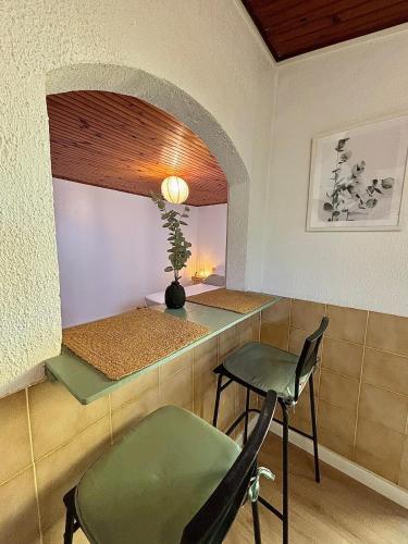 une pièce avec une table, une chaise et un miroir dans l'établissement Studio Bougainvillier, à La Seyne-sur-Mer