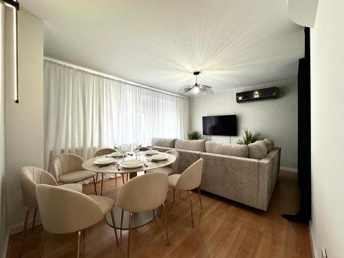 a living room with a table and chairs and a couch at Igielna Apartment - 100m Main Square - Self Check-In in Wrocław