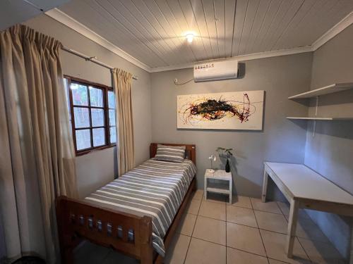 Postel nebo postele na pokoji v ubytování Moz-Tree Inn