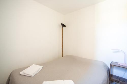 - une chambre avec un lit et une lampe dans l'établissement L'Athlantis - Cosy with terrace and parking, à Saint-Cyprien