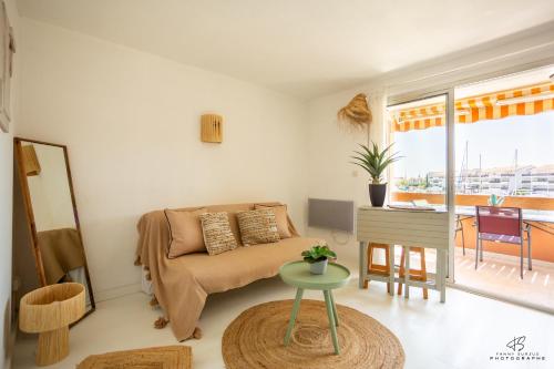 un salon avec un canapé et une table dans l'établissement L'Athlantis - Cosy with terrace and parking, à Saint-Cyprien