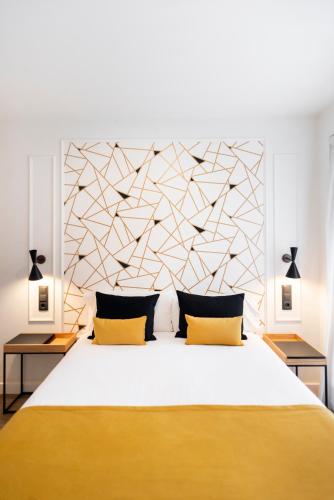 a bedroom with a large white bed with yellow pillows at Blanq Comedias in Valencia