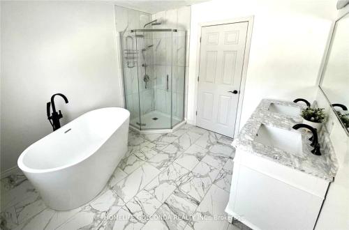 Ванная комната в Four and half bedrooms 10 Acres of forest with trails