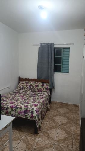 a bedroom with a bed and a window at Casa para festival stlg para 2 pessoas in São Thomé das Letras