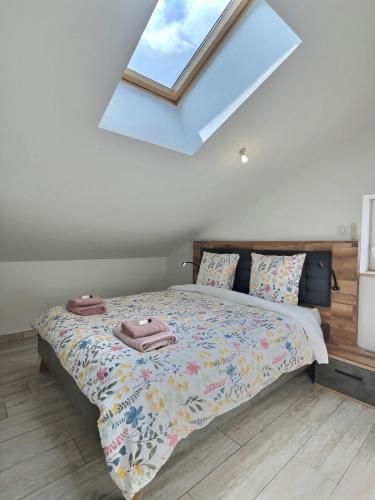 une chambre avec un lit avec deux serviettes dessus dans l'établissement L'Entre Deux Miss K Conciergerie, à Mâcon