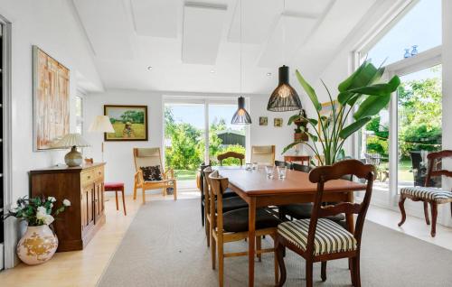 a dining room with a table and chairs at 3 Bedroom Nice Home In Odder in Beder
