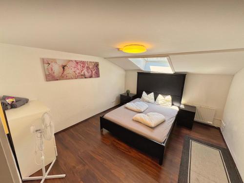 a small bedroom with a bed in a room at Charming Old Town Apartment in Hall in Tirol