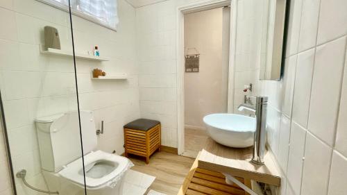 een witte badkamer met een toilet en een wastafel bij Los cristianos Vistas al mar y cerca de la playa in Los Cristianos