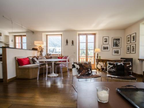 un salon avec un canapé et une table dans l'établissement Appartement de standing avec balcon et WiFi à Chamonix - FR-1-343-176, à Chamonix-Mont-Blanc