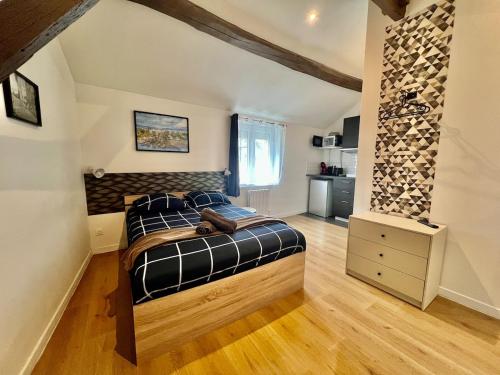 a bedroom with a bed in the middle of a room at Charme & calme en Centre ville à pied avec parking gratuit - Studio Oslo in Châtellerault