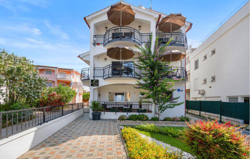 1 Bedroom Amazing Apartment In Pirovac