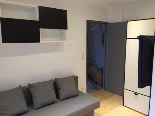 - un salon avec un canapé et un réfrigérateur dans l'établissement ღ La Capsule - Studio Plein Centre, Vieux Port, à La Rochelle