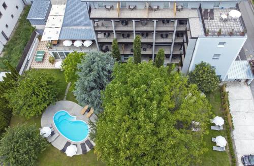 an overhead view of a building with a swimming pool at Parkhotel Zur Linde in Silandro