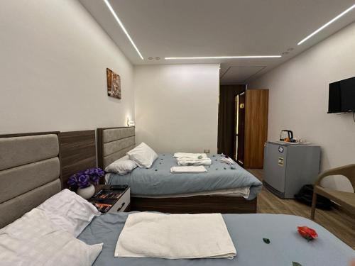 Una cama o camas en una habitación de go vibes pyramids