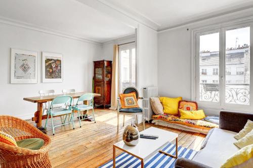 un salon avec un canapé et une table dans l'établissement Charmant 70m2 pour 4 pers Rue de Crussol Paris, à Paris