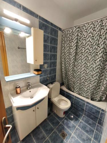 Central Petite Hideaway with Balcony- Near Station