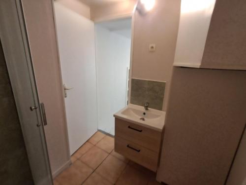 une petite salle de bain avec un lavabo et un miroir dans l'établissement Budgetbnb 180 centre ville, à Toulon