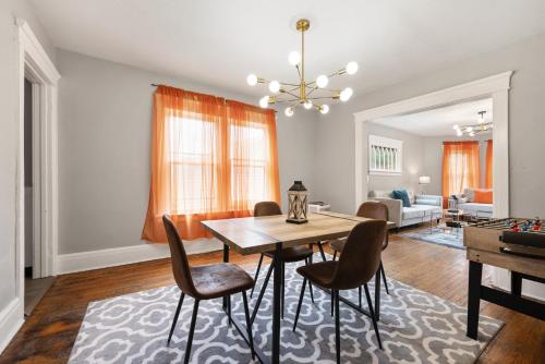 Un lugar para sentarse en Modern 2BR Mins to Univ, Zoo, Destiny, Downtown