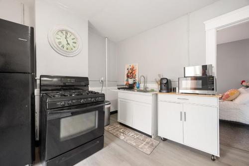 Una cocina o cocineta en Modern 2BR Mins to Univ, Zoo, Destiny, Downtown