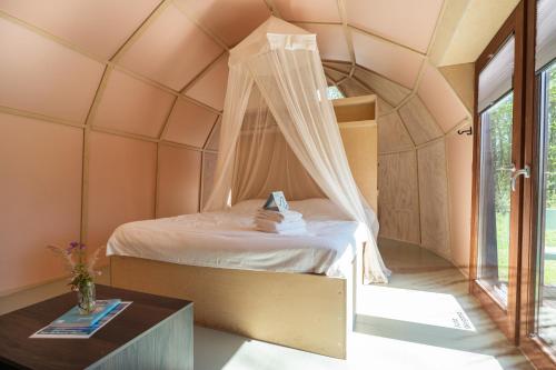 a room with a bed in a dome house at Cabin Fata Morgana in Kats