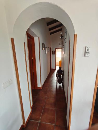 a hallway with an archway in a house at Casa Rural Martín in Canillas de Aceituno