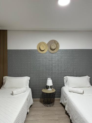 two beds sitting next to each other in a room at Apartamento Kalea Dany in Vitoria-Gasteiz