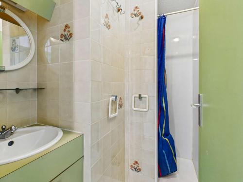 une salle de bain avec un lavabo et une douche dans l'établissement Appartement RDC 4 pers, vue mer, parking privé, non-fumeur! - FR-1-423-26, au Grau-dʼAgde