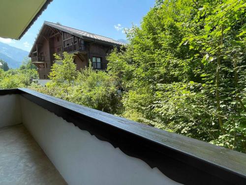 Photo de la galerie de l'établissement Appartement 3 pièces avec balcon, parking et WiFi inclus - Résidence calme au cœur de Samoëns - FR-1-629-45, à Samoëns