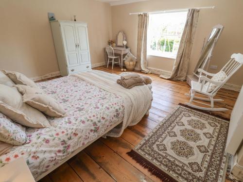 Una cama o camas en una habitación de Beehive