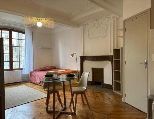 - une chambre avec un lit, une table et une table dans l'établissement Velhac domus - maison du velay, au Puy-en-Velay