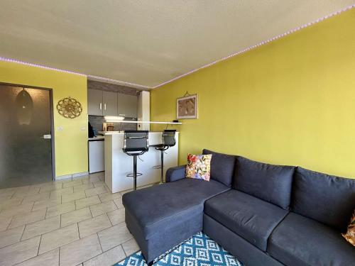 un salon avec un canapé et une cuisine dans l'établissement Studio CAP D'AGDE CT090-274, au Cap d'Agde