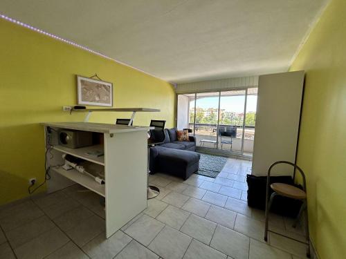 un salon avec un canapé et une table dans l'établissement Studio CAP D'AGDE CT090-274, au Cap d'Agde