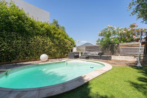 - une petite piscine dans une cour avec gazon dans l'établissement Villa Serenity, à Nice