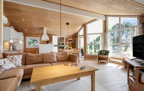 Μια τηλεόραση ή/και κέντρο ψυχαγωγίας στο Stunning Home In Strandby With Wifi