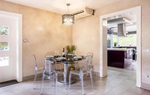 Un comedor con mesa y sillas en Beautiful Home In Mataelpino, en Mataelpino