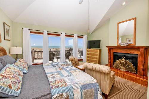 Katil atau katil-katil dalam bilik di Oceanfront, wild horses, private pool, hot tub-4x2275, Over at Carova