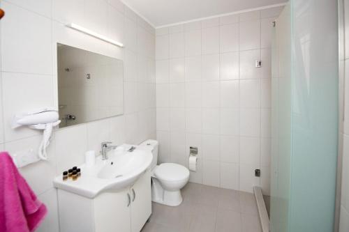 Een badkamer bij Platanou 21 Apartments